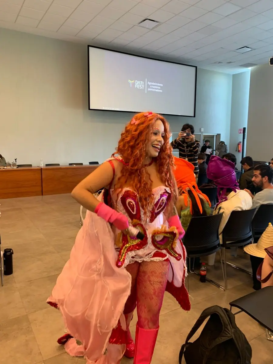 Disfraz rosa con alas en el auditorio