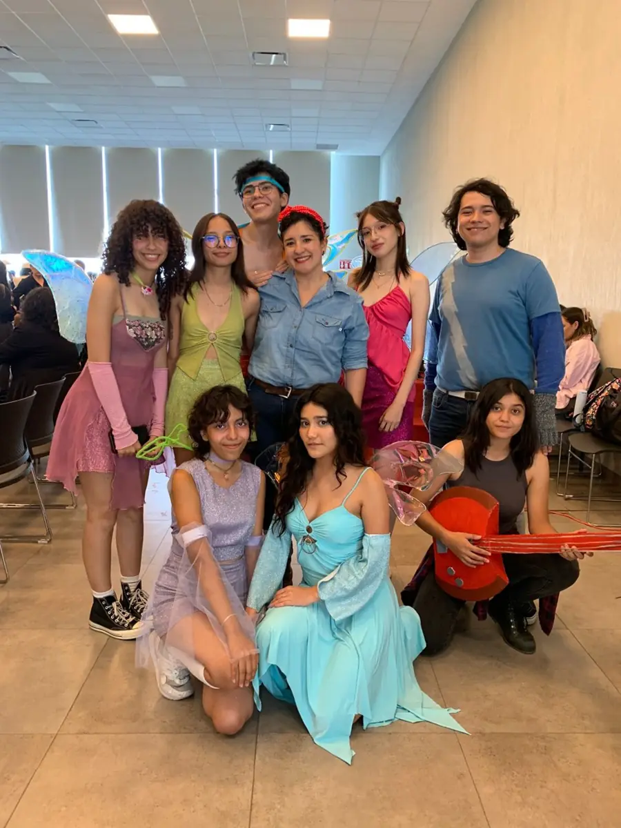 Equipo disfrazado posando en grupo