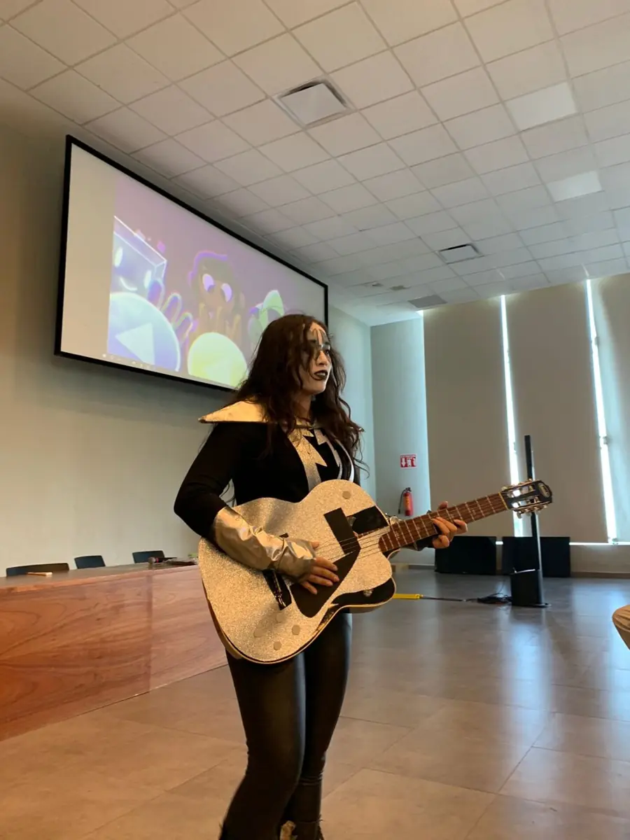 Concursante con guitarra en el escenario