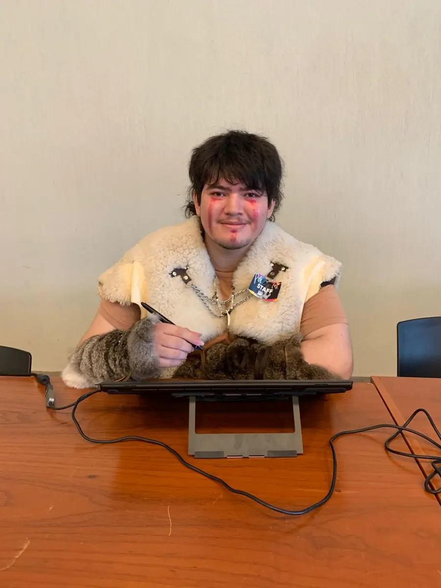 Participante disfrazado dibujando en tableta Wacom, DatiFest 2025